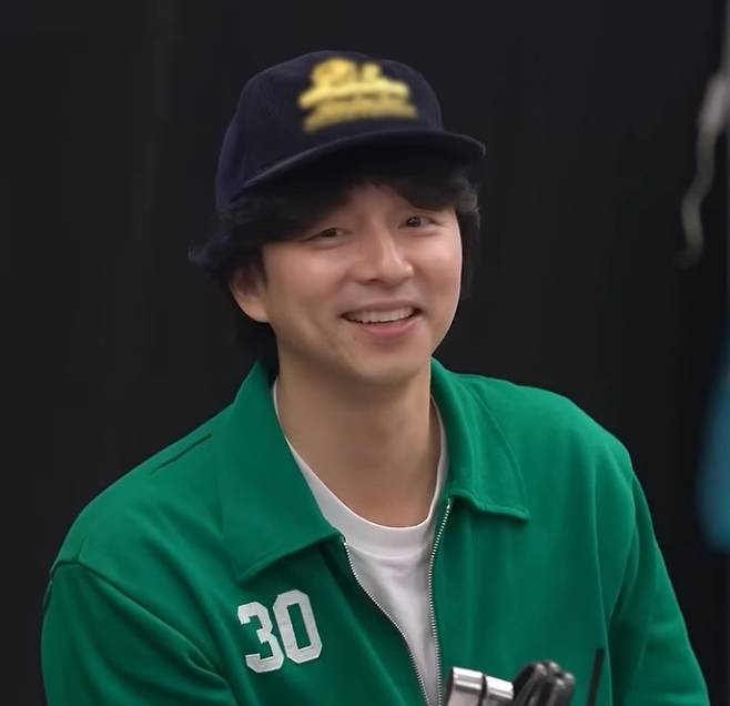 쨍한 초록색 점퍼를 예쁘게 소화하며 컬러 매칭의 매력을 보여준 공유. tvN 영상 갈무리