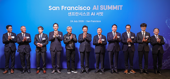 이재명 대통령이 24일(현지시간) 미국 샌프란시스코 더 미드웨이에서 열린 ‘샌프란시스코 AI 서밋’에서 글로벌 AI 리더들과 기념촬영을 하고 있다. 샌프란시스코|이준헌 기자