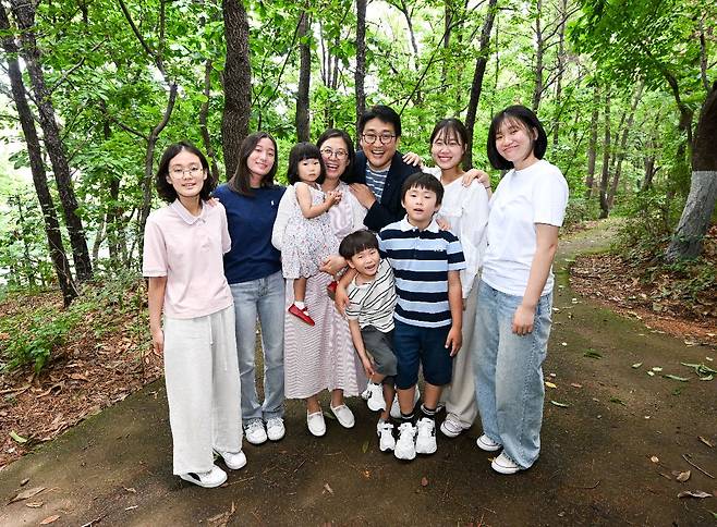 백승열 임소희(윗줄 오른쪽 세 번째와 네 번째) 집사 부부가 지난 19일 경기도 고양의 한 공원에서 자녀들과 함께 활짝 웃고 있다. 부부는 태중의 아이를 포함해 3남 5녀의 대가족을 이루게 됐다. 고양=신석현 포토그래퍼