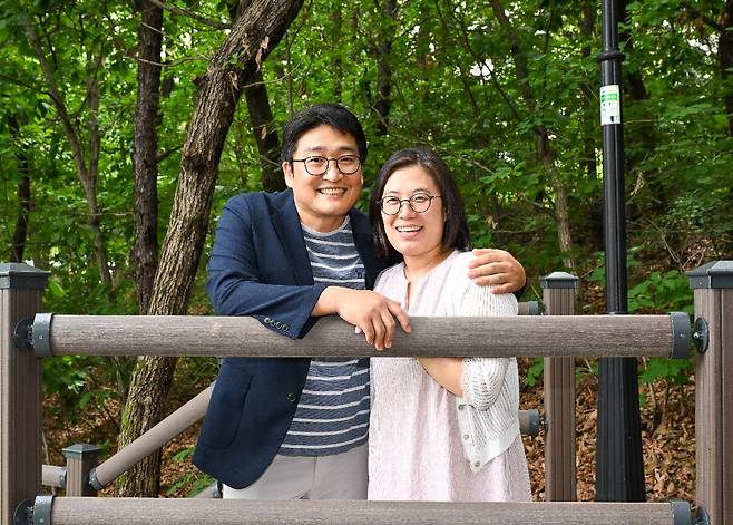 부부가 다정하게 포즈를 취한 모습. 고양=신석현 포토그래퍼