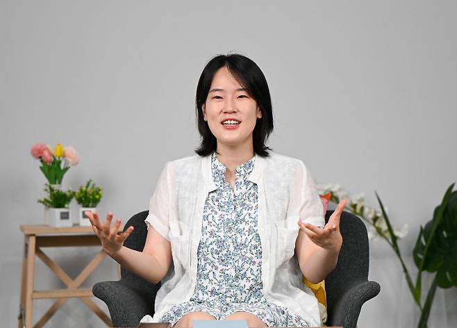 찬양사역자 성예은씨가 최근 서울 여의도 국민일보 스튜디오에서 찬양 ‘주 예수 찬양하는 일’에 담긴 간증을 전하고 있다.   신석현 포토그래퍼