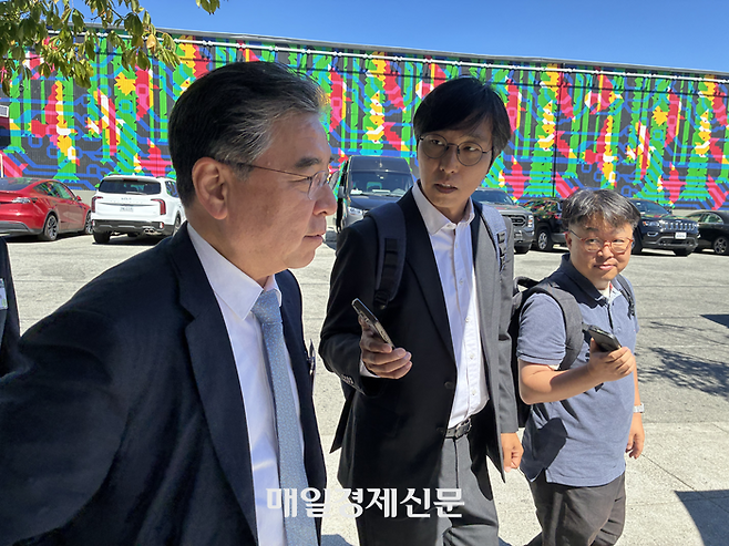 장재훈 현대차 부회장이 24일(현지시간) AI 서밋이 열린 샌프란시스코  더 미드웨이에서 기자들과 만나 이야기하고 있다.