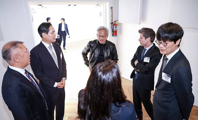 정의선 현대차그룹 회장(왼쪽부터 시계방향으로), 이재용 삼성전자 회장, 젠슨 황 엔비디아 최고경영자, 샘 올트먼 오픈AI 최고경영자, 이해진 네이버 의장, 젠슨 황의 딸 매디슨 황 엔비디아 옴니버스·로보틱스 제품 마케팅 수석 이사가 24일(현지시간) 샌프란시스코 더 미드웨이에서 열린 AI 서밋에서 대화를 나누고 있다. <연합뉴스>