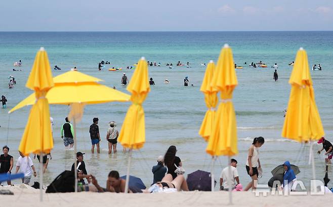 [제주=뉴시스] 우장호 기자 = 장마가 끝나고 첫 주말을 맞은 25일 오후 제주시 함덕해수욕장에 피서객이 찾아와 물놀이를 하며 더위를 식히고 있다. 기상청에 따르면 이날 서귀포시 동부 지역에 폭염경보가 발표되는 등 일 최고체감온도가 35도 안팎으로 오르며 찜통더위가 이어지고 있다. 2026.07.25. woo1223@newsis.com