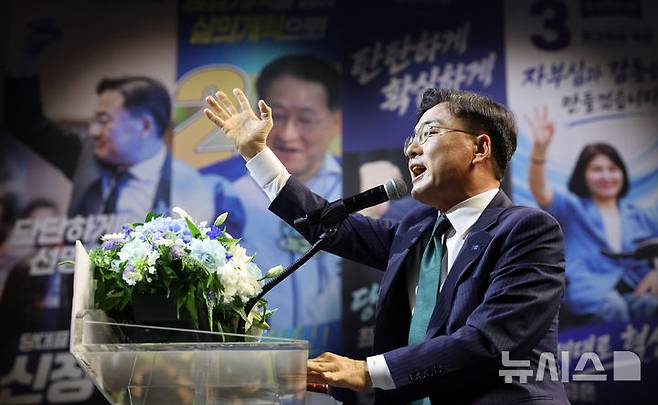 [수원=뉴시스] 고범준 기자 = 조국혁신당 신임 당 대표로 선출된 신장식 의원이 25일 경기 수원컨벤션센터에서 열린 조국혁신당 2026 전국당원대회에서 당선 소감을 말하고 있다. 2026.07.25. bjko@newsis.com