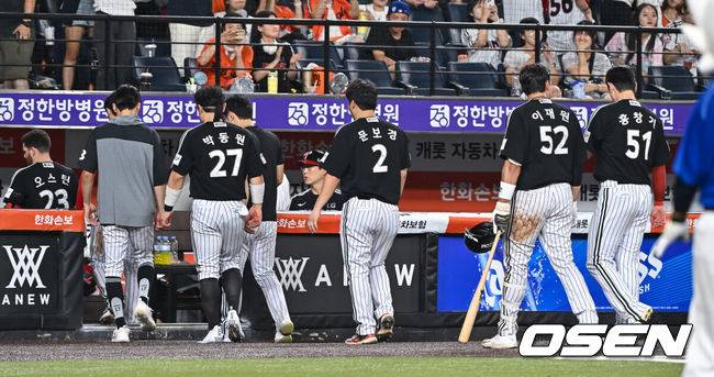 [OSEN=대전, 박준형 기자] 프로야구 한화 이글스가 3연승을 달렸다. 반면&nbsp;LG 트윈스는 8연패에 빠졌다.&nbsp;한화는&nbsp;24일 대전 한화생명볼파크에서 열린 2026 KBO리그 LG와 경기에서 8-4로 승리했다.&nbsp;경기종료 후 8연패 빠진 LG 트윈스 선수들이 아쉬워하고 있다. 2026.07.24 / soul1014@osen.co.kr