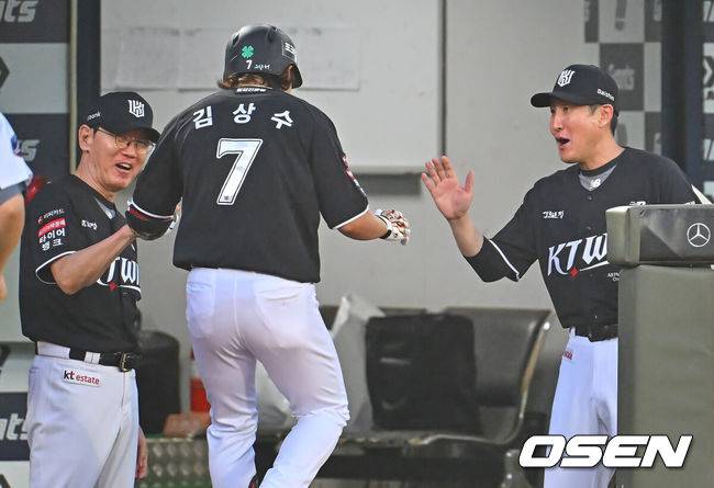 [OSEN=부산, 이석우 기자] 24일 부산 사직야구장에서 2026 신한 SOL KBO 리그 롯데 자이언츠와 KT 위즈의 경기가 열렸다. 홈팀 롯데는 나균안이, 방문팀 KT는 로건이 선발 출전했다.KT 위즈 김상수가 4회초 1사 좌월 역전 솔로 홈런을 치고 이강철 감독의 축하를 받고 있다. 2026.07.24 / foto0307@osen.co.kr