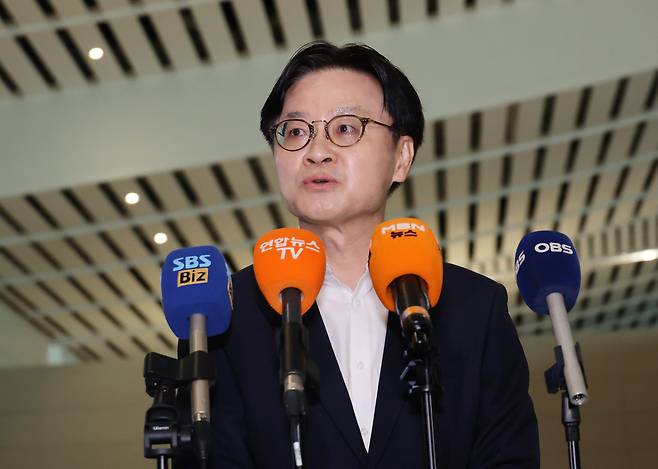김정관 산업통상부 장관이 지난 23일(현지 시간) 미국 워싱턴DC 출국길에 인천국제공항에서 취재진들의 질문에 답하고 있다. 연합뉴스