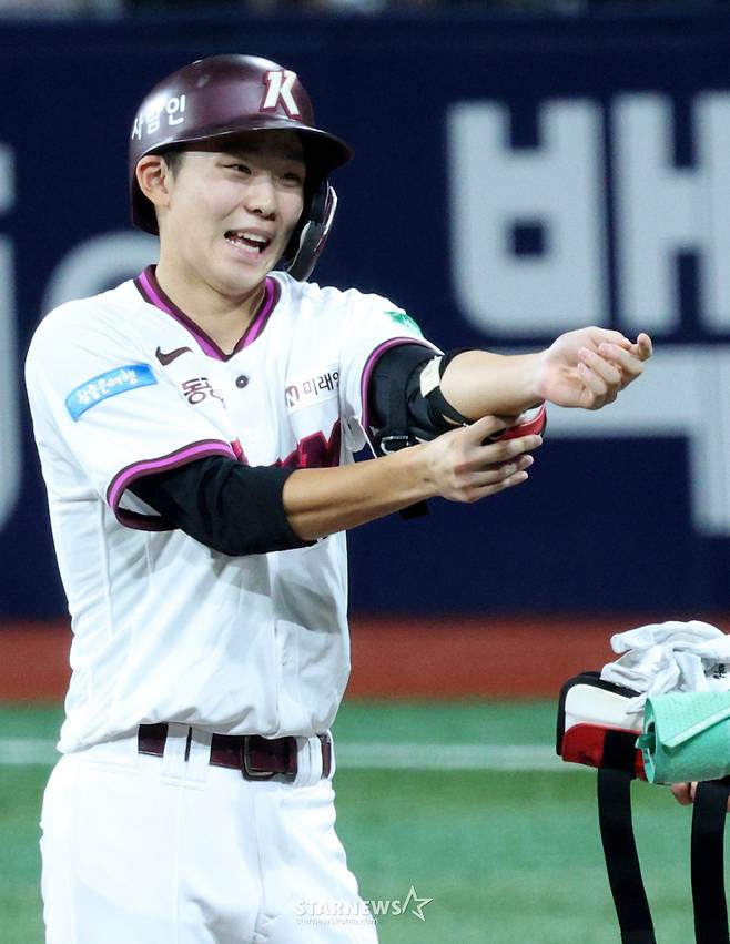 2026 신한 SOL KBO리그 키움 히어로즈 대 삼성 라이온즈 경기가 22일 서울 고척스카이돔에서 열렸다.  키움 권혁빈이 5회말 1사 2루에서 1티점 적시 2루타를 날리고 출루한 후 1루 코치의 환영을 받고 있다. /사진=김진경 kim.jinkyung@