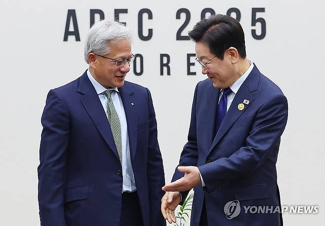 경주APEC에서 젠슨 황 대표와 만난 이재명 대통령 [연합뉴스 자료사진]