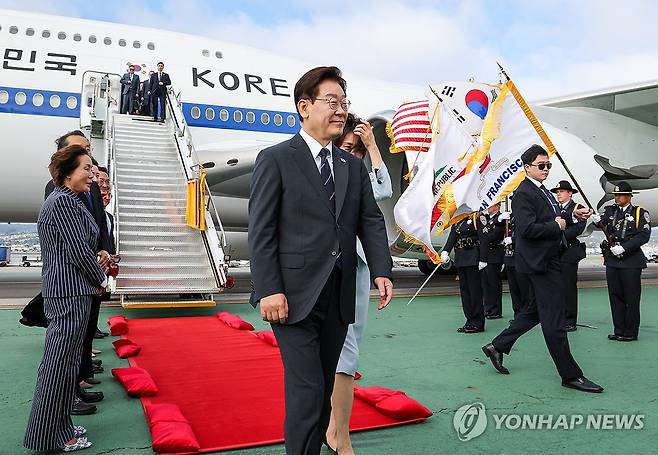 이재명 대통령, 샌프란시스코 도착 (샌프란시스코=연합뉴스) 한상균 기자 = 미국 샌프란시스코를 방문한 이재명 대통령과 김혜경 여사가 24일(현지시간) 샌프란시스코 국제공항에 도착한 공군 1호기에서 내려 의전차량으로 이동하고 있다. 2026.7.25 xyz@yna.co.kr