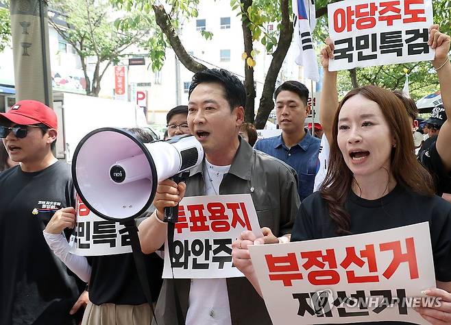 '참정권 침해 규탄' 행진하는 장동혁 (김해=연합뉴스) 박영민 기자 = 국민의힘 장동혁 대표가 25일 오후 경남 김해시 내동 거북공원에서 열린 6·3 참정권 침해 규탄 김해시민 집회 이후 참석자들과 행진하고 있다. 2026.7.25 ymp@yna.co.kr