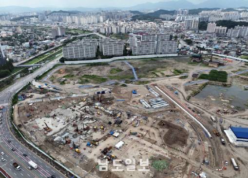 전남광주 반도체 팹 클러스터 조성으로 인해 복합쇼핑몰 사업 활성화에 대한 기대가 높아지고 있다. 사진은 23일 전남광주통합특별시 북구 전방·일신방직 부지에 조성 중인 현대백화점 그룹의 '더현대 광주' 공사현장 모습. /임문철 기자 35mm@namdonews.com