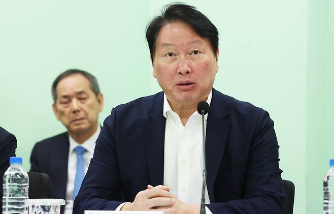 20일 경기도 화성시 동탄구 나래울종합사회복지관에서 열린 전국상의 ERT 공동챌린지 '복지 사각지대 해소를 위한 간담회 및 기부금 전달식'에서 최태원 대한상공회의소 회장이 인사말을 하고 있다.(연합뉴스)