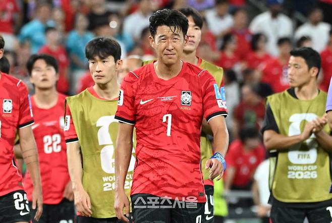 손흥민이 25일(한국시간) 멕시코 몬테레이 인근 과달루페의 BBVA 스타디움에서 열린 2026 북중미 월드컵 조별리그 A조 3차전 남아프리카공화국과의 경기에서 0-1 패배에 아쉬워하고 있다.