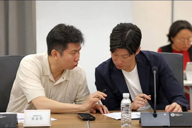 K-축구혁신위 공동위원장 유승민 대한체육회장과 박지성 위원장이 회의중 의견을 나누고 있다. 사진제공=문화체육관광부