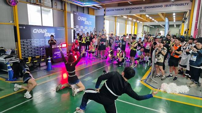 개인전이 끝난 뒤 '리비트(REBEAT)'팀이 치어리딩 공연을 펼치고 있다. 최호경 기자