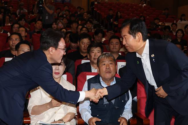 더불어민주당 8·17 전당대회 당대표 경선에 출마한 김민석 후보(왼쪽)와 정청래 후보가 22일 서울 여의도 국회 의원회관에서 열린 민주당 노동존중실천단 ‘인(in) 민주당 청년을 담다! 노동을 잇다’ 토론회에서 악수하고 있다. 김혜윤 기자 unique@hani.co.kr