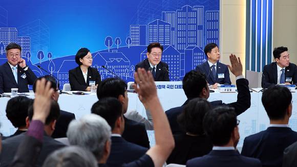 지난 23일 이재명 대통령 주재로 서울 여의도 KBS 별관에서 열린 부동산정책 국민 대토론회에서 참석자들이 발언권을 요청하고 있다. [사진=연합뉴스]