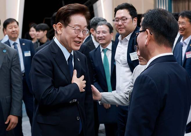 이재명 대통령이 23일 서울 여의도 KBS에서 열린 부동산정책 국민 대토론회를 마친 뒤 참석자들과 대화하고 있다. 청와대사진기자단