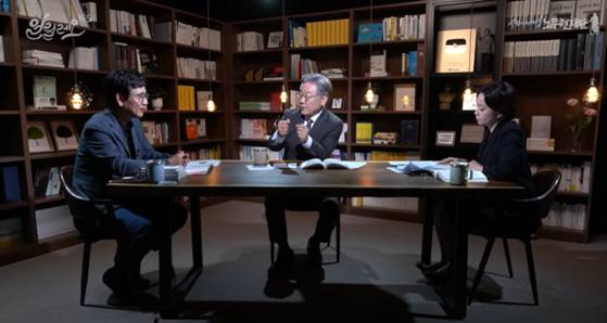 이재명 당시 더불어민주당 대선 후보가 2021년 11월 유튜브 채널 '사람사는세상 노무현재단'에서 유시민 작가와 대담을 하고 있다. 유튜브 캡쳐