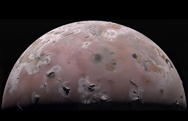 2023년 12월30일 미국 항공우주국(NASA) 무인 탐사선 ‘주노’가 촬영한 목성 위성 ‘이오’ 모습. NASA 제공