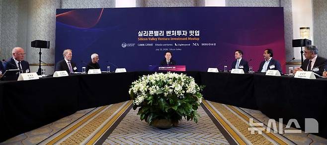 [샌프란시스코=뉴시스] 김진아 기자 = 이재명 대통령이 25일(현지 시간) 미국 샌프란시스코의 한 호텔에서 열린 실리콘밸리 벤처투자 밋업에서 인사말을 하고 있다.왼쪽부터 토니 플로렌스 뉴 엔터프라이즈 어소시에이츠 공동대표, 배리 에거스 라이트스피드 벤처 파트너스 공동창업자, 비노드 코슬라코슬라 벤처스 창업자, 이 대통령, 알프레드 린 세콰이어 캐피털 공동대표, 헤먼트 터네자 제너럴 캐털리스트 대표, 마틴 카사도 앤드리슨 호로위츠 제너럴파트너. 2026.07.26. bluesoda@newsis.com