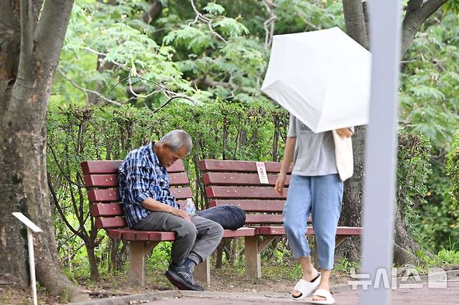 [전남광주=뉴시스] 이현행 기자 = 14일 오후 전남광주 일부 지역에 폭염 특보가 내려진 가운데 서구 쌍촌동 5·18기념공원에서 한 시민이 낮잠을 자고 있다. 이날 오후 2시 기준 전남광주 최고체감온도는 완도 청산도 34도, 광주 조선대 33.8도, 화순 33.2도, 곡성 33.1도, 담양 봉산·나주 다도 33도, 광양 광양읍 32.9도, 영암 시종 32.7도, 곡성 석곡 326도, 무안 운남 32.5도, 구례 32.4도 등의 분포를 보이고 있다. 2026.07.14. lhh@newsis.com