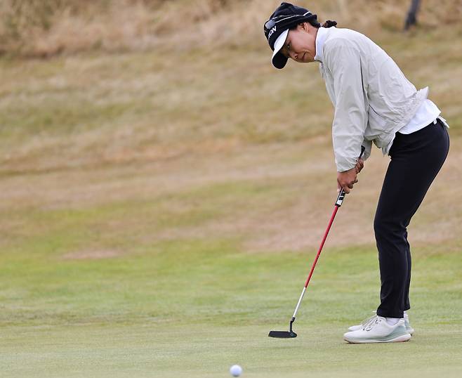 신지은이 24일(현지시간) 영국 스코틀랜드 노스 에어셔의 던도널드 링크스에서 열린 LPGA 투어 ISPS 한다 위민스 스코티시 오픈 2라운드에서 퍼트하고 있다. AP연합뉴스