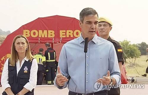 25일 스페인 마드리드 인근 산불 피해 현장 찾은 페드로 산체스 총리 [AFP=연합뉴스. 재판매 및 DB 금지]