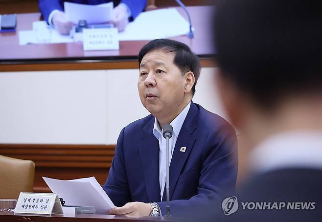 민생물가 특별관리 관계장관 TF 주재하는 구윤철 부총리 (서울=연합뉴스) 안정원 기자 = 구윤철 부총리 겸 재정경제부 장관이 24일 서울 종로구 정부서울청사에서 열린 민생물가 특별관리 관계장관 태스크포스(TF)를 주재하고 있다. 2026.7.24 jeong@yna.co.kr