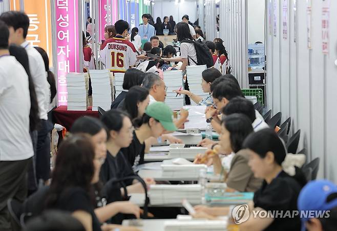 이곳저곳 입시 상담 (서울=연합뉴스) 류영석 기자 = 23일 서울 강남구 코엑스에서 열린 2027학년도 수시대학입학정보박람회를 찾은 수험생·학부모들이 상담을 받고 있다. 2026.7.23 ondol@yna.co.kr