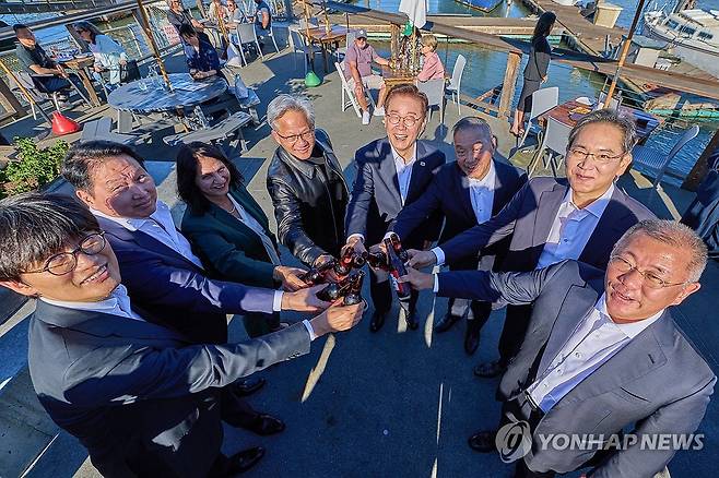 이재명 대통령 '글로벌 AI 리더들과 함께' (샌프란시스코=연합뉴스) 한상균 기자 = 이재명 대통령이 24일(현지시간) 미국 샌프란시스코 더 램프 레스토랑에서 열린 글로벌 AI 리더 만찬에서 참석자들과 건배하고 있다.
    왼쪽부터 이해진 네이버 이사회 의장, 최태원 SK 회장, 라니 보르카르 마이크로소프트 애저 하드웨어 사장, 젠슨 황 엔비디아 최고경영자, 이재명 대통령, 혹 탄 브로드컴 최고경영자, 이재용 삼성전자 회장, 정의선 현대차그룹 회장. 2026.7.25 [공동취재 제공. 재판매 및 DB 금지] xyz@yna.co.kr