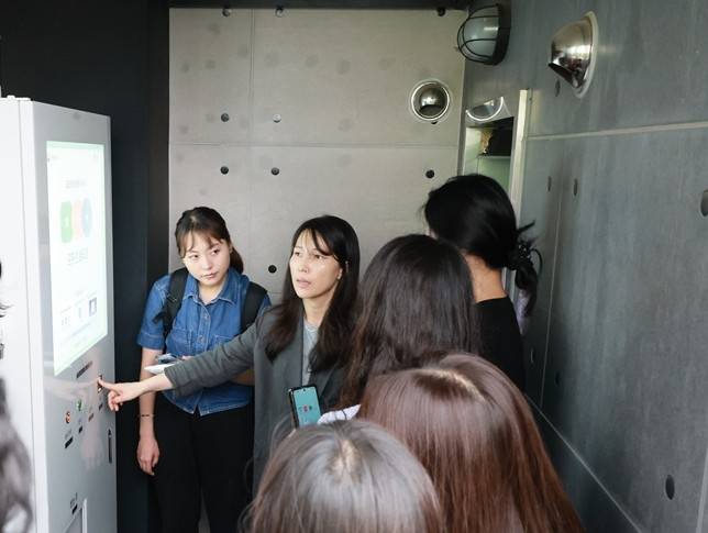 지난 23일 광명동굴에 설치된 공공생리대 자동 지급기 시연하는 성평등가족부 관계자 모습 [성평등가족부 제공. 재판매 및 DB 금지]