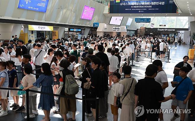 휴일 줄 잇는 대한민국관 관람객들 (부산=연합뉴스) 강선배 기자 = 휴일인 26일 부산 해운대구 벡스코 제1전시장에 마련된 대한민국관 입구에서 관람객들이 줄지어 서 입장을 기다리고 있다. 
    대한민국관은 한국의 문화를 소개하고자 마련한 공간으로 국가유산청과 행정안전부 국가기록관, 부산시 등 35개 기관이 참여해 전시·체험 행사를 선보인다. 2026.7.26 sbkang@yna.co.kr