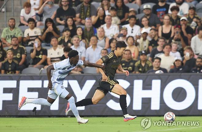 상대 선수와 경합하는 손흥민 [게티이미지/AFP=연합뉴스]