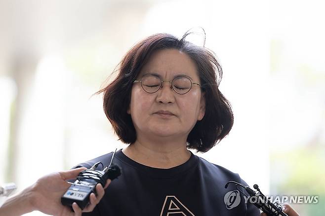 ‘일부 승소했지만…’ (서울=연합뉴스) 윤동진 기자 = 학교폭력 피해자 모친 이기철 씨가 2024년 6월 11일 오전 서울 서초구 서울중앙지법에서 권경애 변호사를 상대로 낸 손해배상 소송을 마친 후 기자회견을 하고 있다. 2024.6.11 mon@yna.co.kr