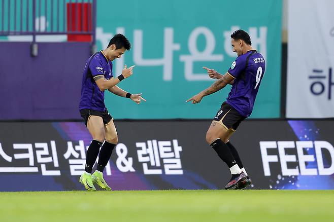 26일 안양종합운동장에서 열린 하나은행 K리그1 2026 20라운드 안양과 강원의 경기서 2번째 골을 성공시킨 안양의 엘쿨라노(사진 오른쪽)와 첫번째 골을 터트린 최건주가 세리머니를 펼치고 있다. 사진=한국프로축구연맹