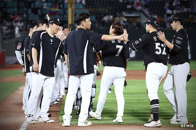 25일 부산 사직구장에서 열린 2026 신한SOL KBO리그 kt 위즈와 롯데 자이언츠의 경기에서 6-1로 승리한 kt 선수들이 하이파이브를 하고 있다.