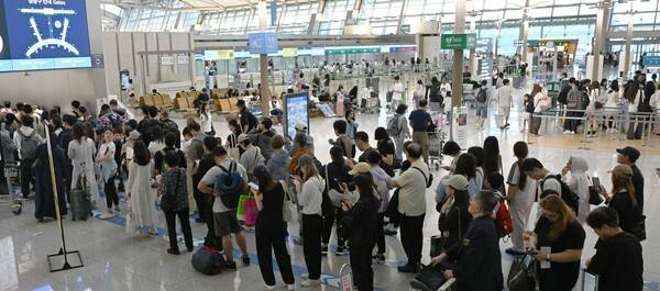 본격적인 여름 휴가철을 맞아인천국제공항 제1여객터미널 국제선 출국장이 여행객들로 붐비고 있다. /기호일보 DB