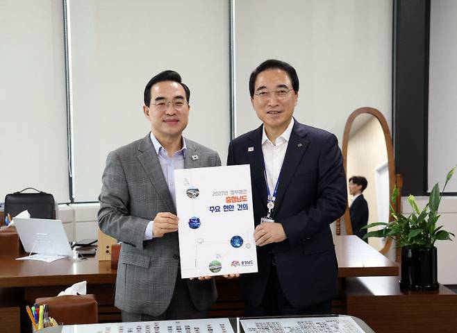 박수현 충남지사(오른쪽)가 7월 24일 박홍근 기획예산처 장관을 만나 주요 도정 현안을 전달하고 있다.(사진=충남도청 제공)