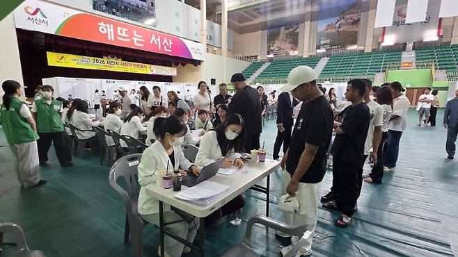 서산시에 거주하는 외국인 주민과 외국인 근로자들의 건강 증진을 위한 대규모 무료 의료봉사가 26일 서산시민체육관에서 개최됐다.(사진=임붕순 기자)