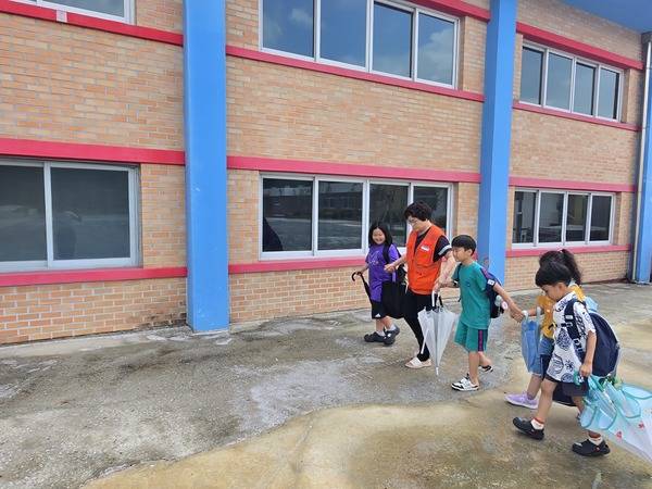 '안전 도우미' 역할을 수행하는 어르신. 송곡초 제공.&nbsp;