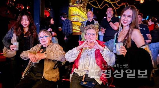 ▲ 독일 함부르크에서 펼쳐지는 KH2 프로젝트 참여자들이 소규모 그룹으로 연결돼 문화활동에 참여하고 있다.