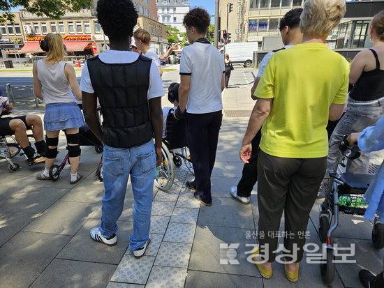 ▲ 학생들이 노화 체험복을 착용한 채 거리로 나와 실습하고 있다.