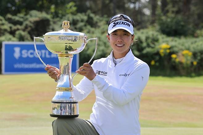 신지은이 26일(한국시간) 던도널드 링크스에서 열린 LPGA투어 스코틀랜드 오픈에서 3738일 만에 생애 두 번째 우승을 따낸 뒤 트로피를 들고 포즈를 취하고 있다. 사진 | AP 연합뉴스