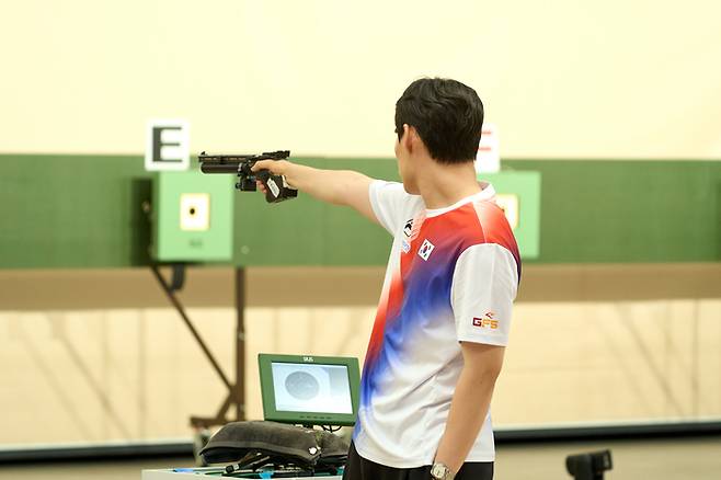 사격 대표팀 홍수현이 26일(현지시간) 중국 항저우에서 열린 2026 ISSF 월드컵 항저우 10m 공기권총 남자 개인전에서 은메달을 따냈다. 사진 | 대한사격연맹