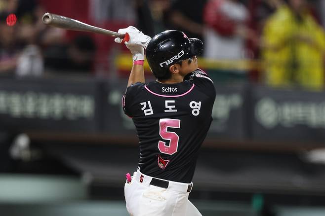 KIA 김도영이 24일 광주-기아 챔피언스 필드에서 열린 2026 KBO리그 정규시즌 키움전에서 홈런을 터뜨리고 있다. 사진 | KIA 타이거즈