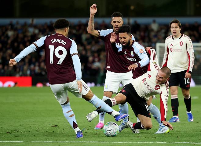 Soccer Football - Premier League - Aston Villa v Liverpool - Villa Park, Birmingham, Britain - May 15, 2026 Liverpool's Alexis Mac Allister in action with Aston Villa's Douglas Luiz and Jadon Sancho Action Images via Reuters/Andrew Boyers EDITORIAL USE ONLY. NO USE WITH UNAUTHORIZED AUDIO, VIDEO, DATA, FIXTURE LISTS, CLUB/LEAGUE LOGOS OR 'LIVE' SERVICES. ONLINE IN-MATCH USE LIMITED TO 120 IMAGES, NO VIDEO EMULATION. NO USE IN BETTING, GAMES OR SINGLE CLUB/LEAGUE/PLAYER PUBLICATIONS. PLEASE CONTACT YOUR ACCOUNT REPRESENTATIVE FOR FURTHER DETAILS..<저작권자(c) 연합뉴스, 무단 전재-재배포, AI 학습 및 활용 금지>