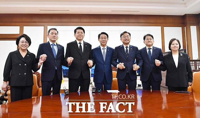 조국혁신당 김준형 원내대표와 조정식 국회의장, 신장식 대표(왼쪽 세 번째부터) 등 신임 지도부가 27일 오전 서울 여의도 국회 의장실에서 기념촬영을 하고 있다. /국회=남용희 기자